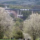 Die Brücke fällt.