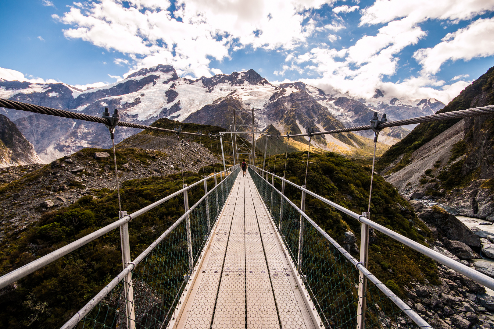 Die Brücke führt direkt ins Bergpanorama.