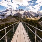 Die Brücke führt direkt ins Bergpanorama.