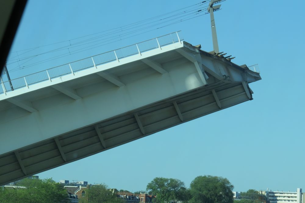 Die Brücke geht auf