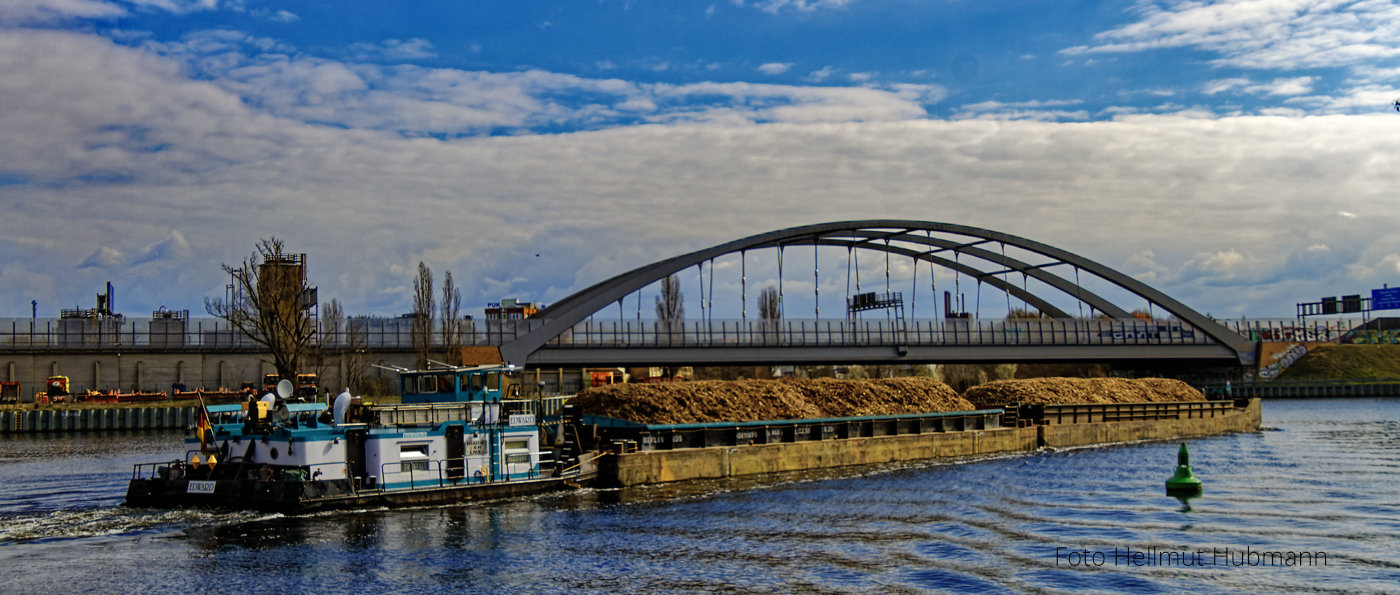 "DIE BRÜCKE HABE ICH DEUTLICH AUF DEM FRACHTSCHIFF GESEHEN."