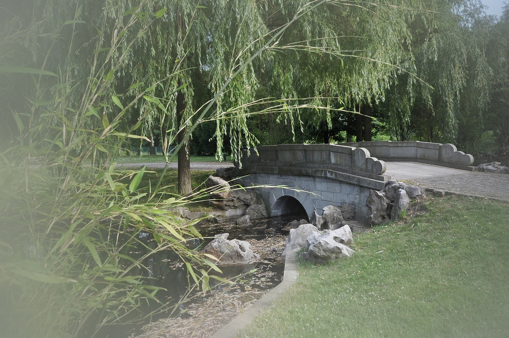 Die Brücke im Chinesischen Garten.......