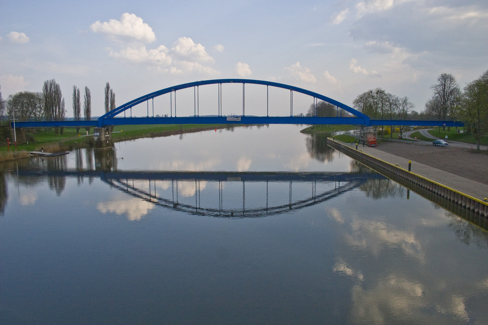 Die Brücke im Flusss.....