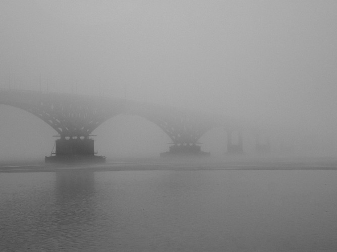 Die Brücke im Nebel.