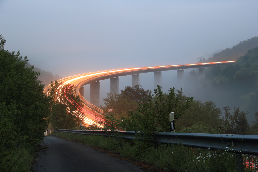 Die Brücke im Nebel