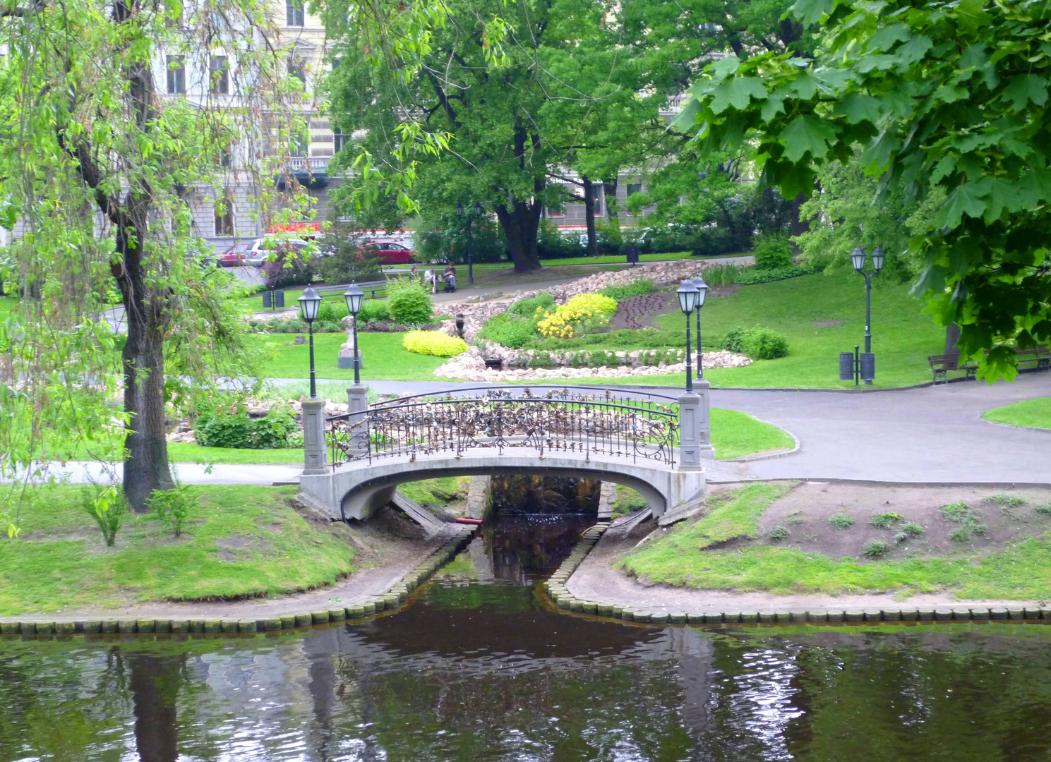 Die Brücke im Park ...