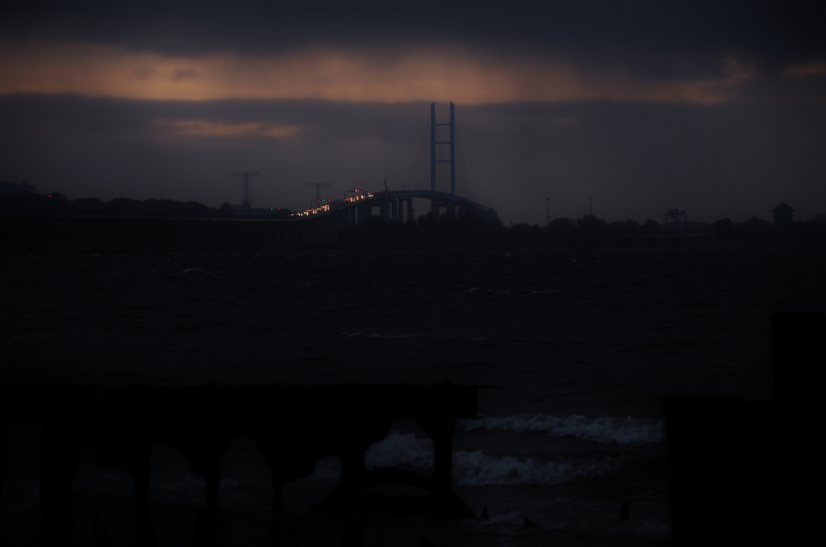 Die Brücke im Regen