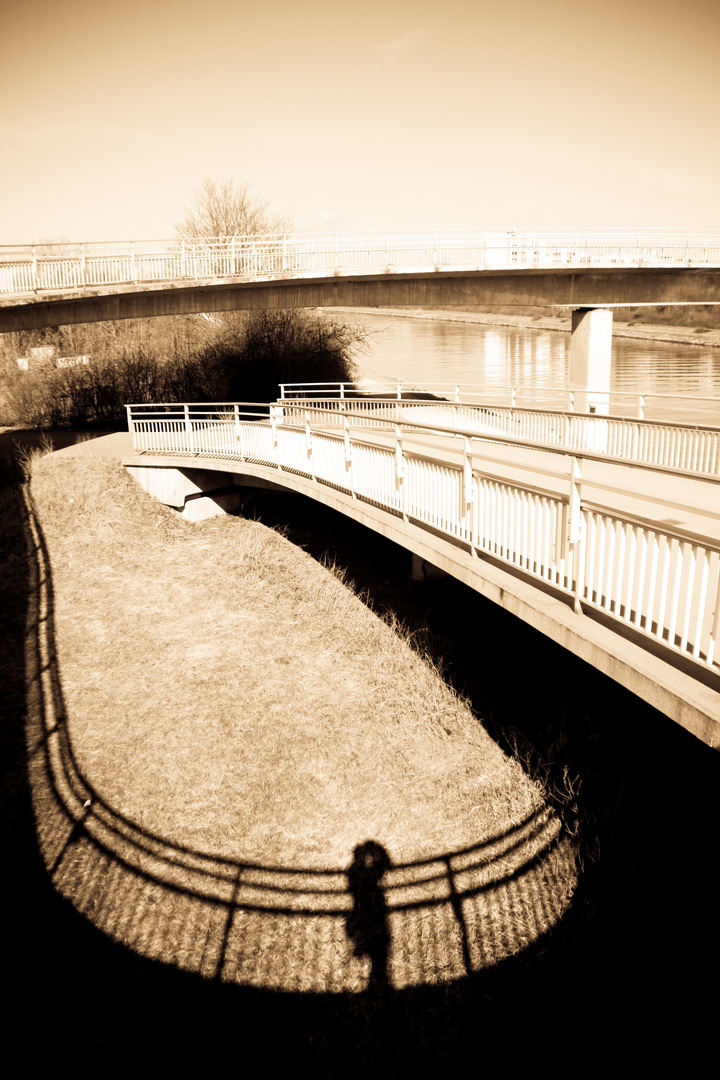 Die Brücke im Schatten