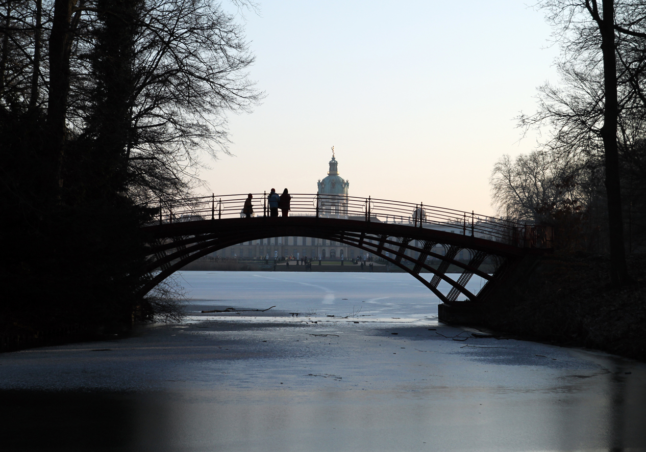 Die Brücke im Schloßpark