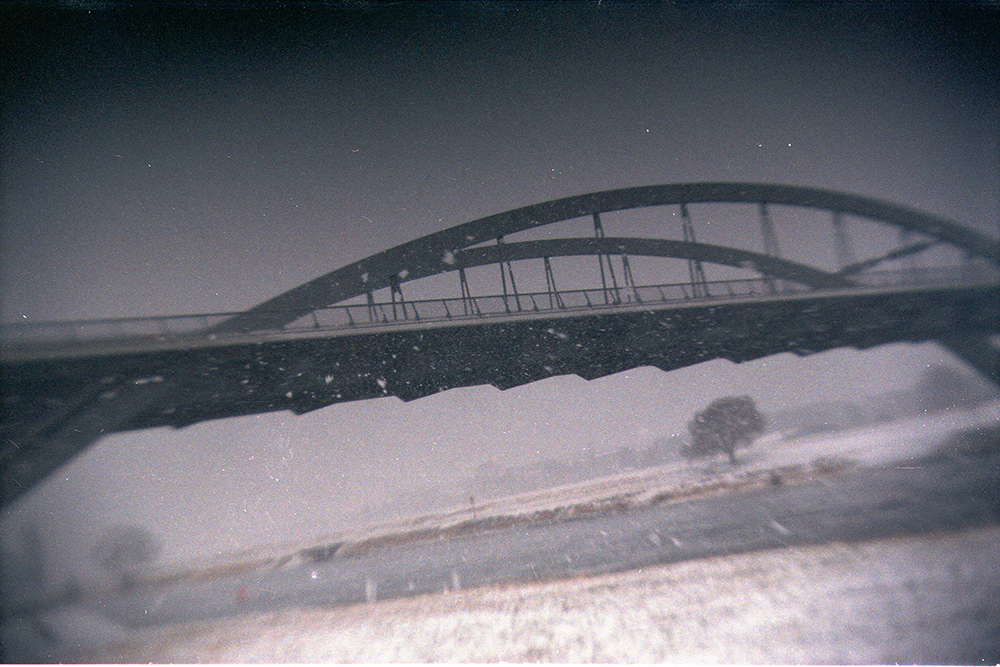 Die Brücke im Schneesturm