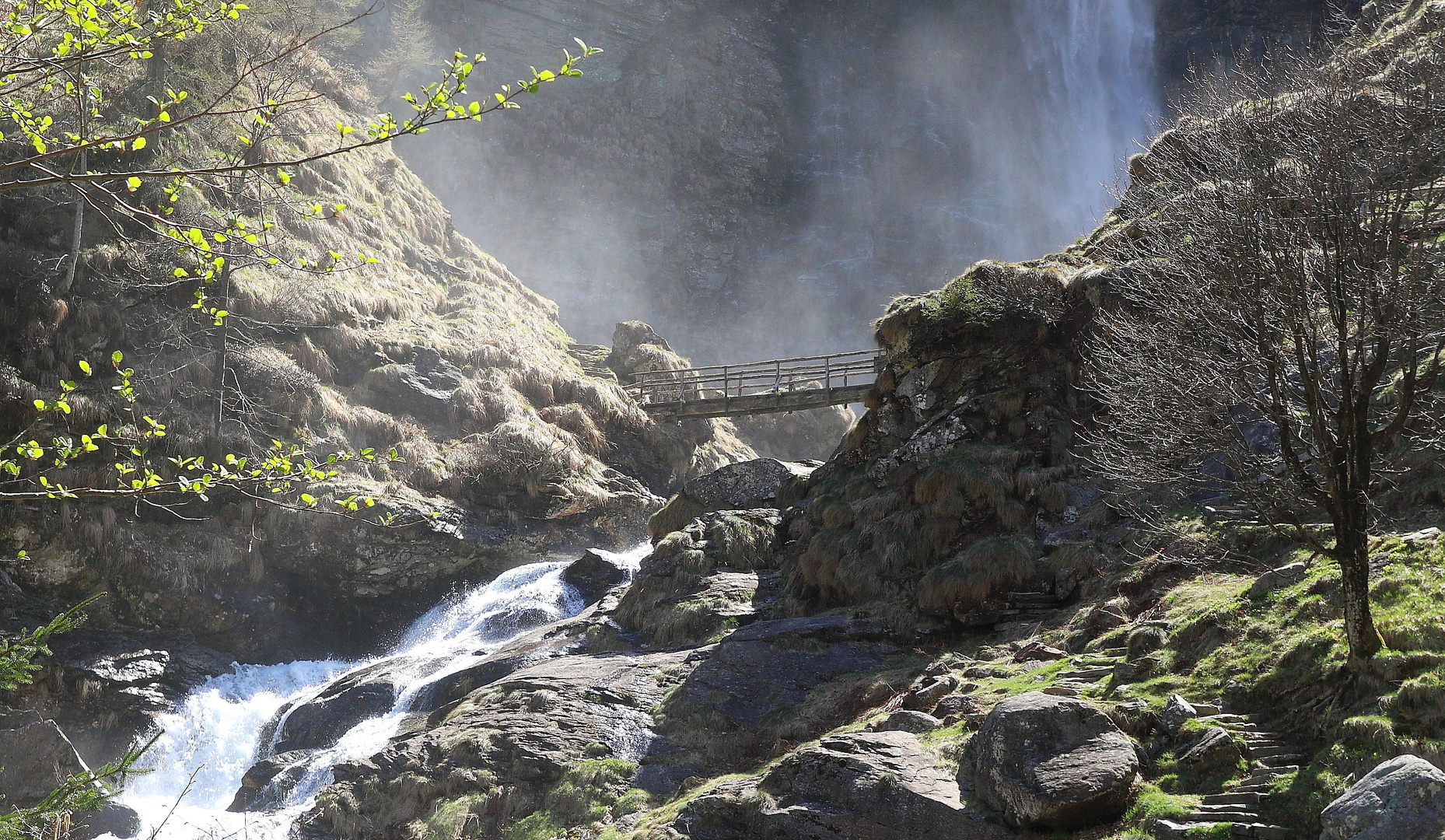 Die Brücke im Wasserfall La Froda.....