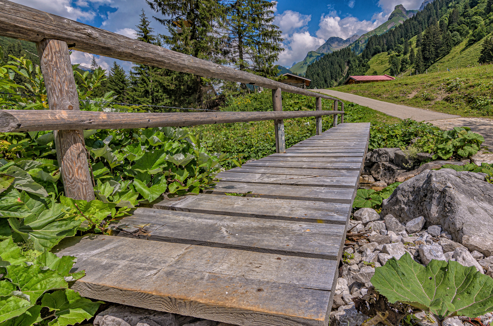 Die Brücke in den Bergen