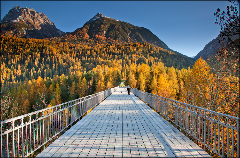 Die Brücke in den Herbst