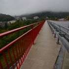 Die Brücke nach dem nebligen Schlangenbad