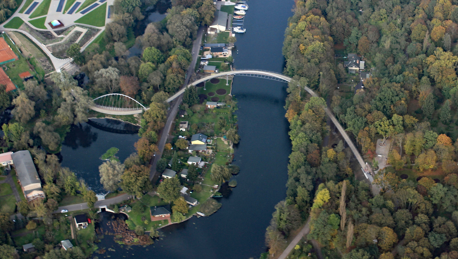 Die Brücke Optikpark - Weinberg aus der Luft.