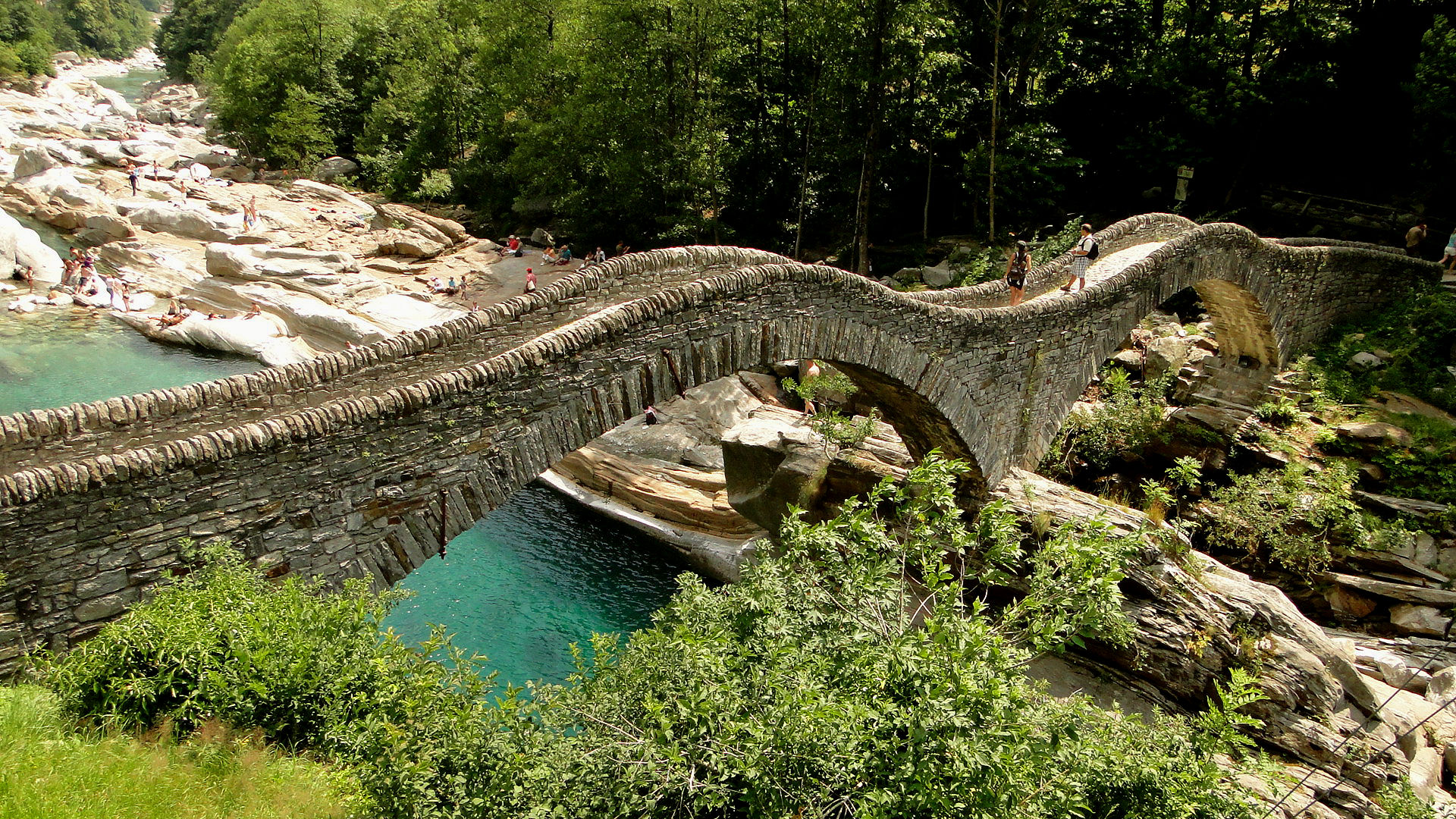 Die Brücke "Ponte dei Salti" im Verzascatal bei Lavertezzo