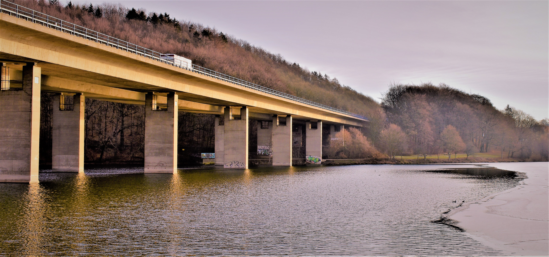 die Brücke über dem See im Winter