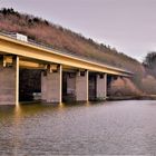 die Brücke über dem See im Winter