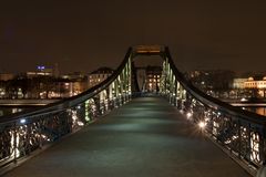 Die Brücke über den Fluß