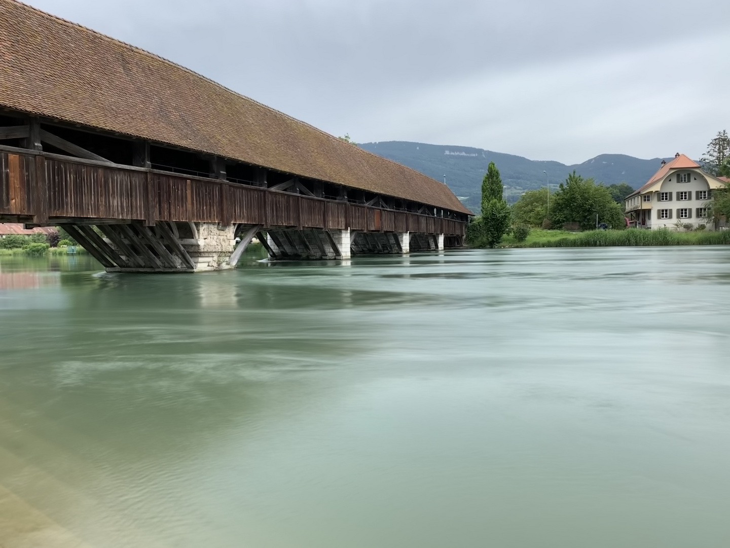 Die Brücke über den Fluss