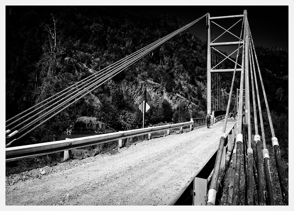 Die Brücke über den Fluss ...