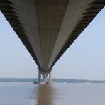 Die Brücke über den Humber spiegelt sich im selbigen