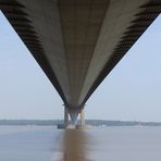 Die Brücke über den Humber spiegelt sich im selbigen