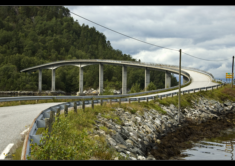 Die Brücke über den Ikjefjord