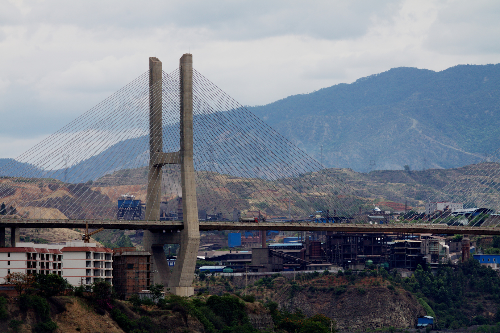 Die Brücke über den Jinsha Jiang