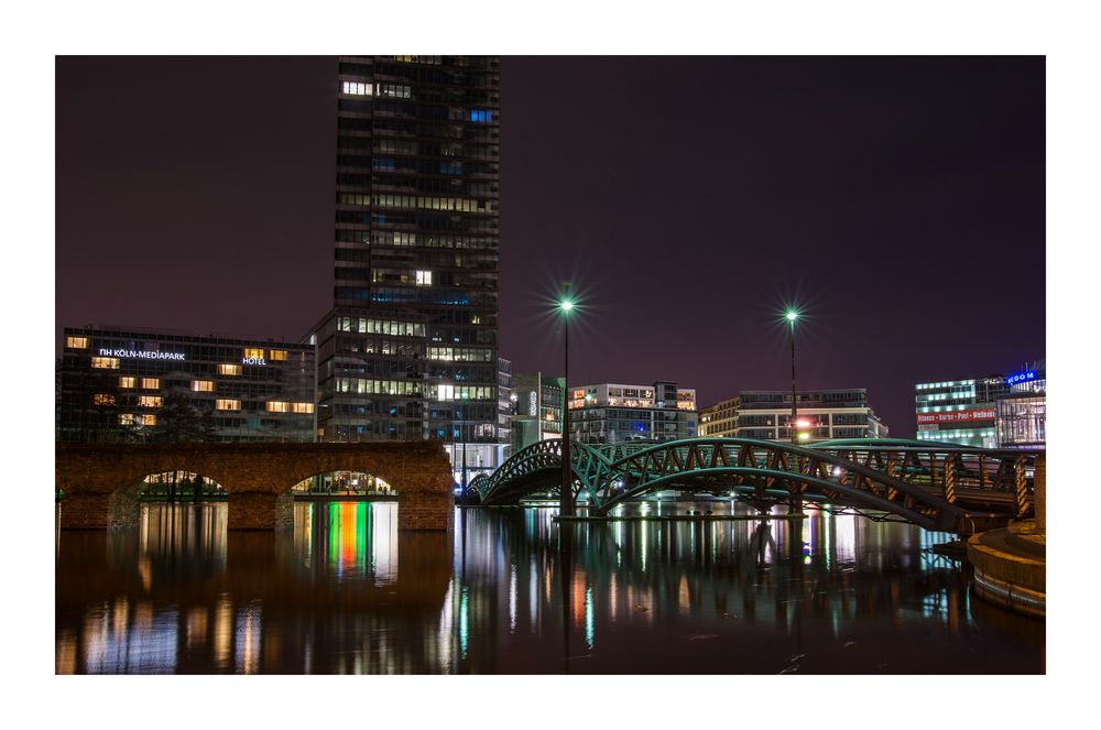 Die Brücke über den Mediaparksee