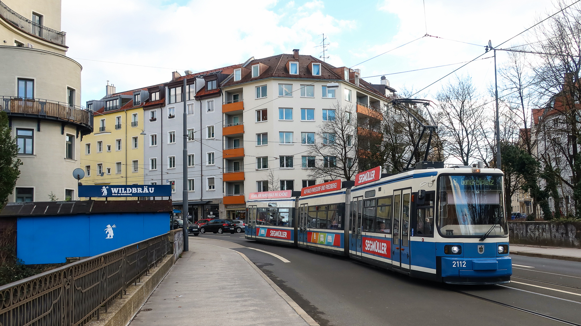 Die Brücke über die Bahn ...