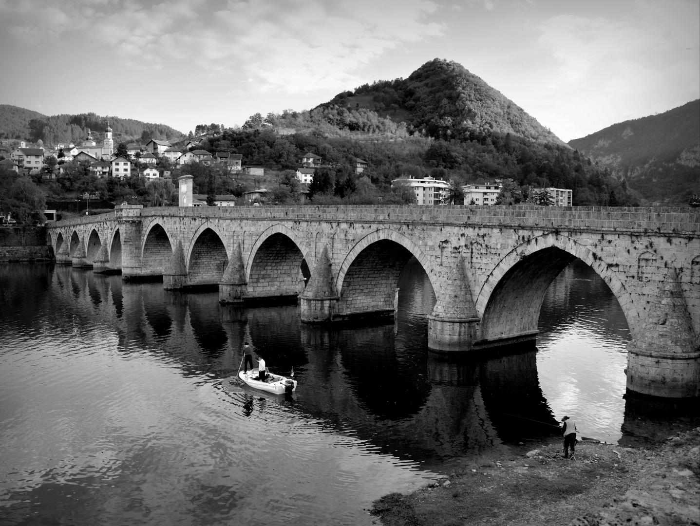 Die Brücke über die Drina - Un Puente Sobre El Drina