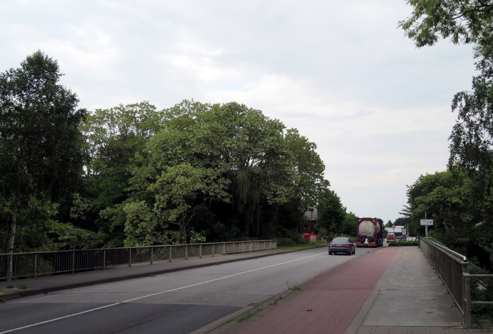 die Brücke über die Eisenbahnstrecke ... 