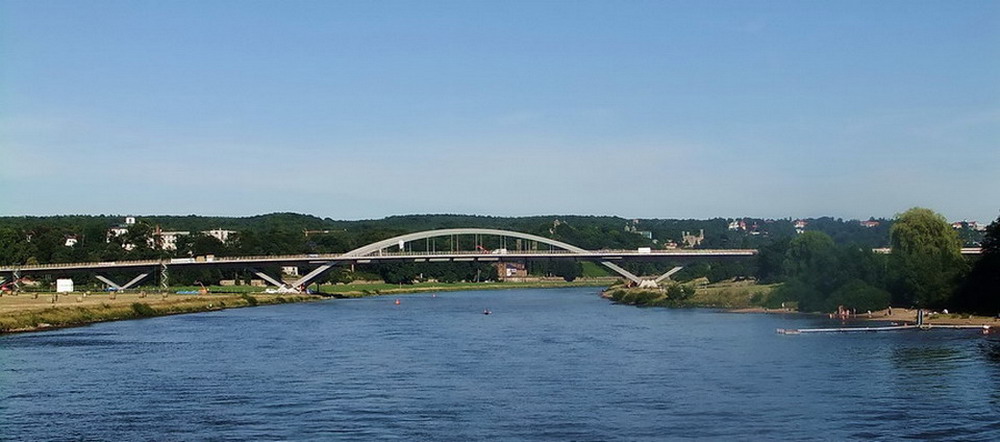 Die Brücke über die Elbe.......