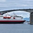 DIE BRÜCKE UND DAS SCHIFF