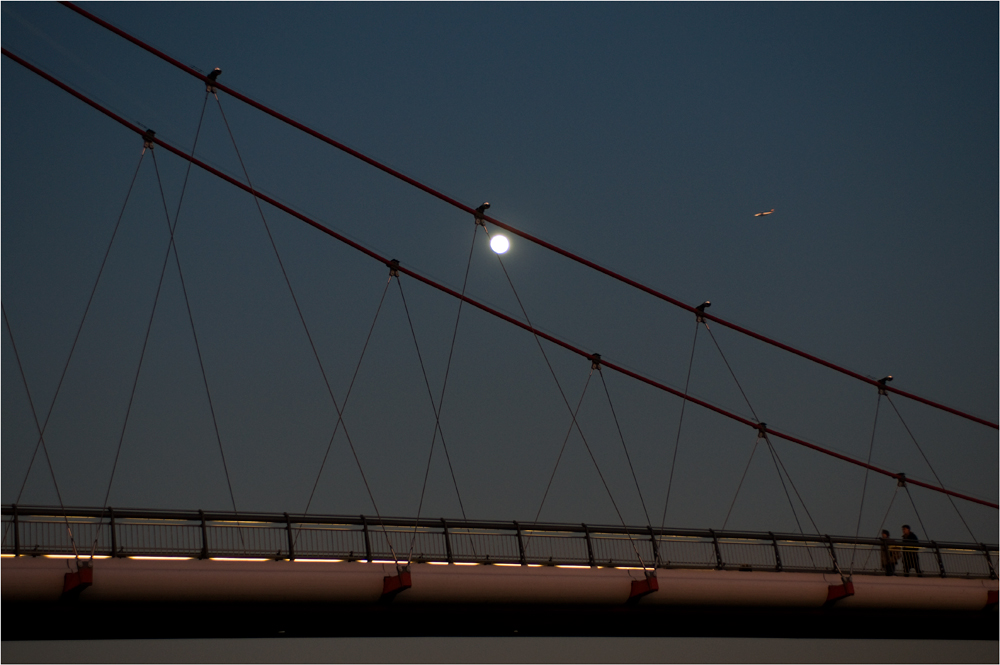 die Brücke und der Mond