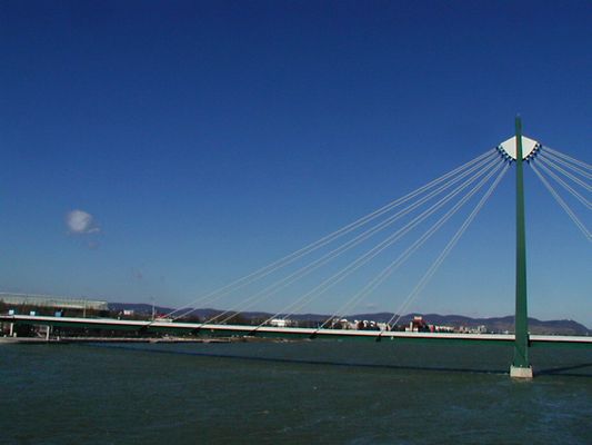 Die Brücke und die Wolke