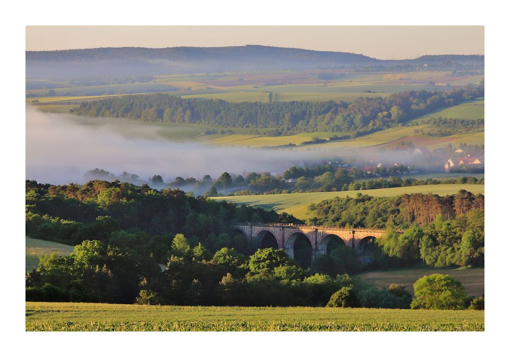 Die Brücke unter dem Morgennebel