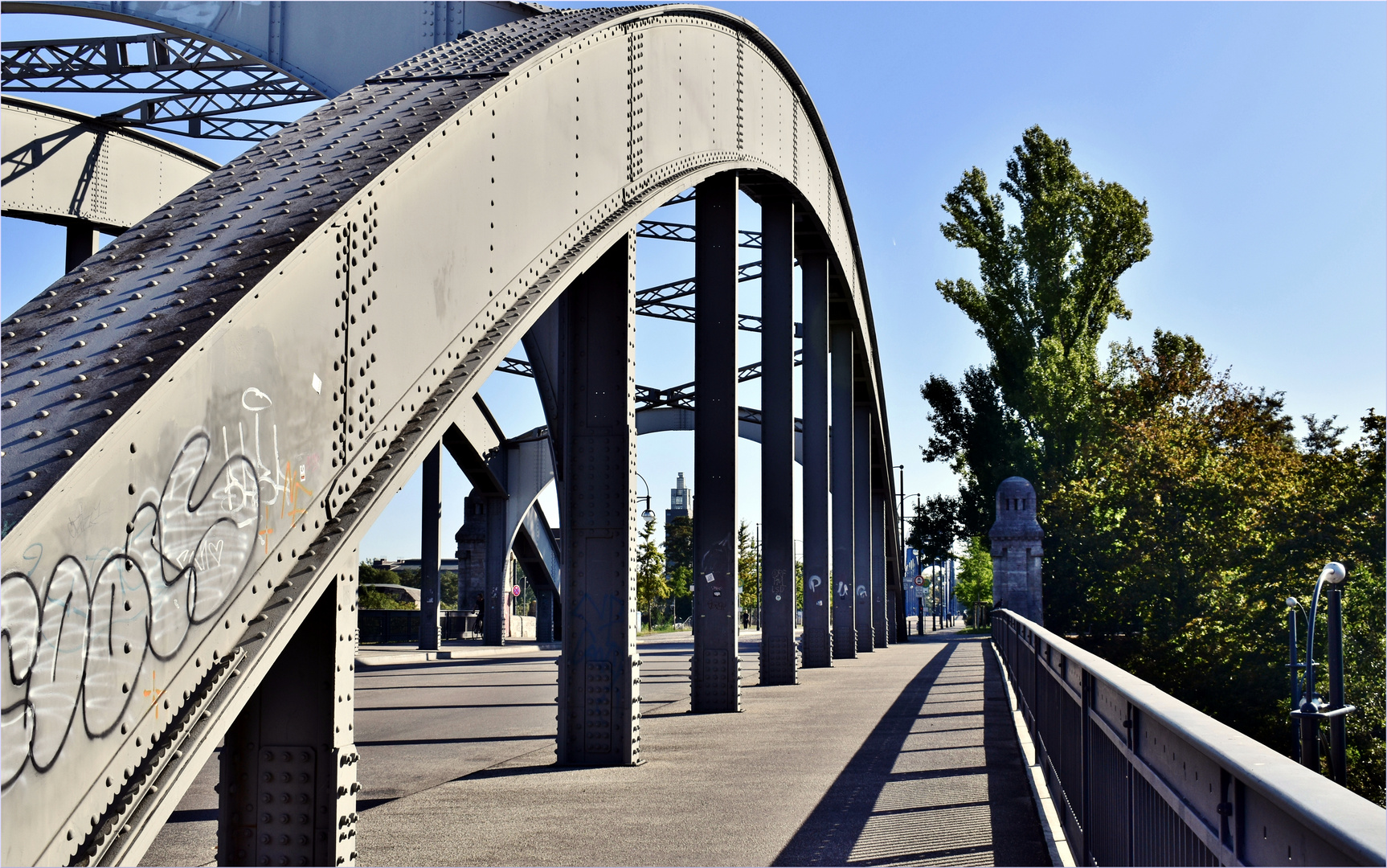 DIE BRÜCKE VERBINDET