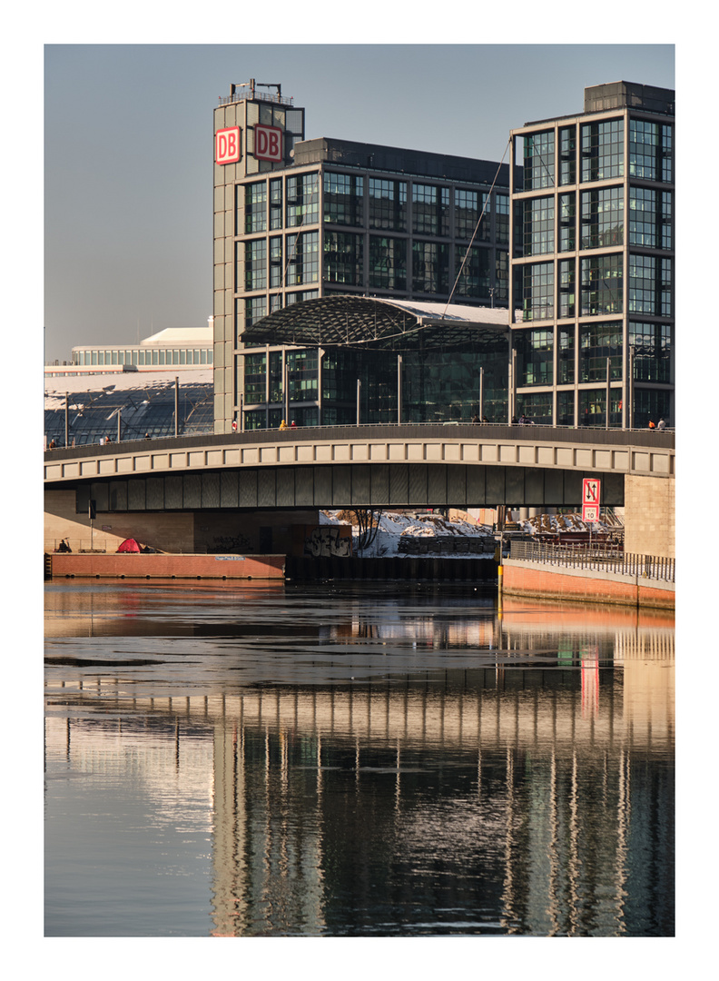 die Brücke vor dem Hauptbahnhof 