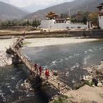 Die Brücke zum Dzong