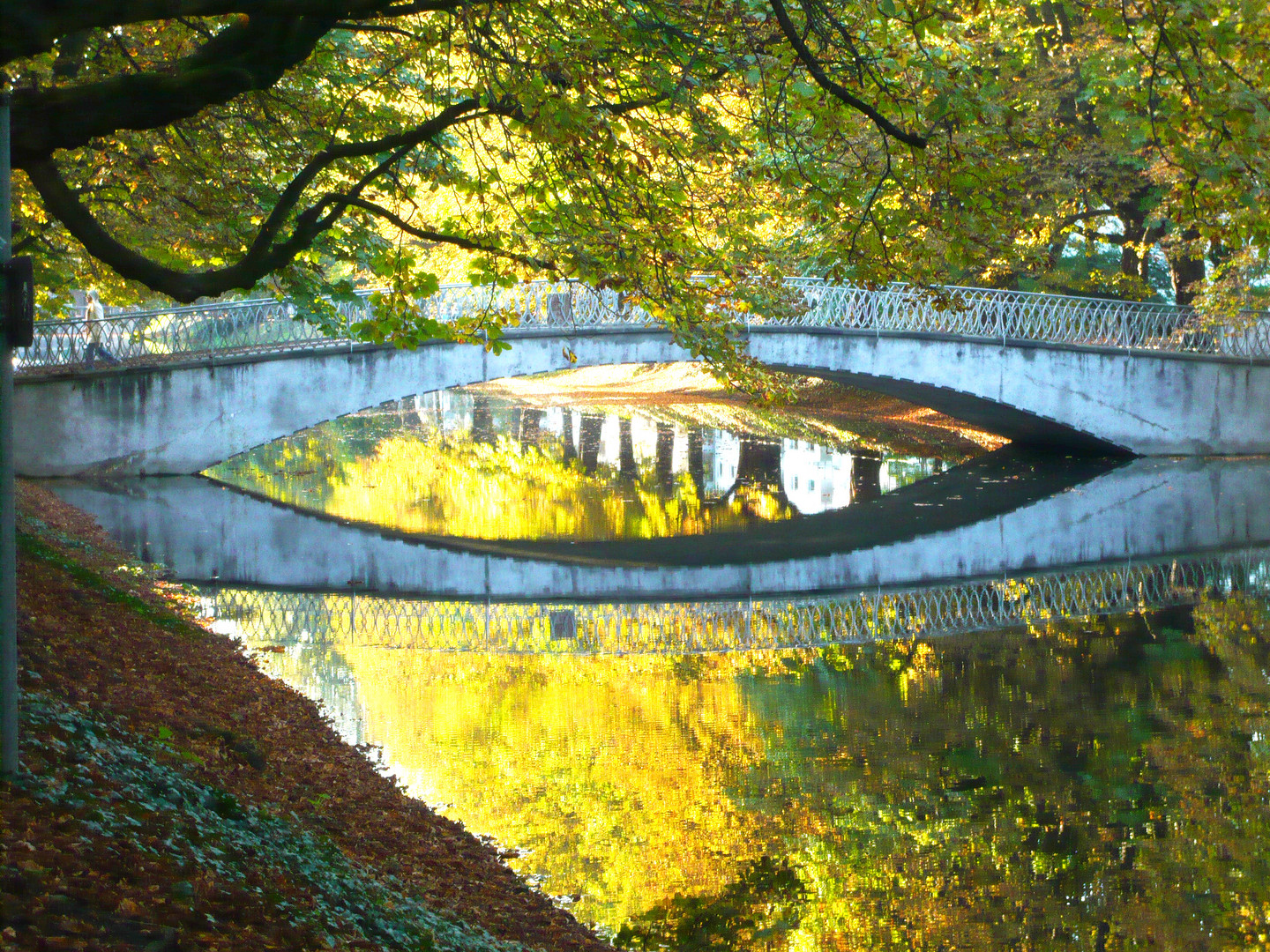 die Brücke zum Herbst