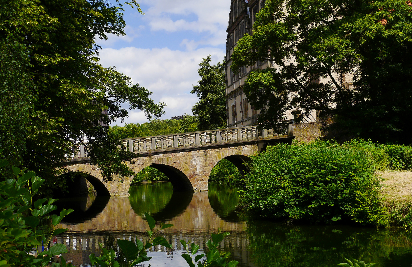 die Brücke zum Schloß