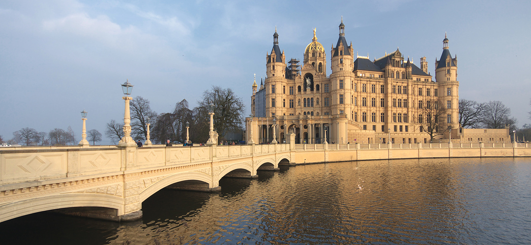 Die Brücke zum Schloss