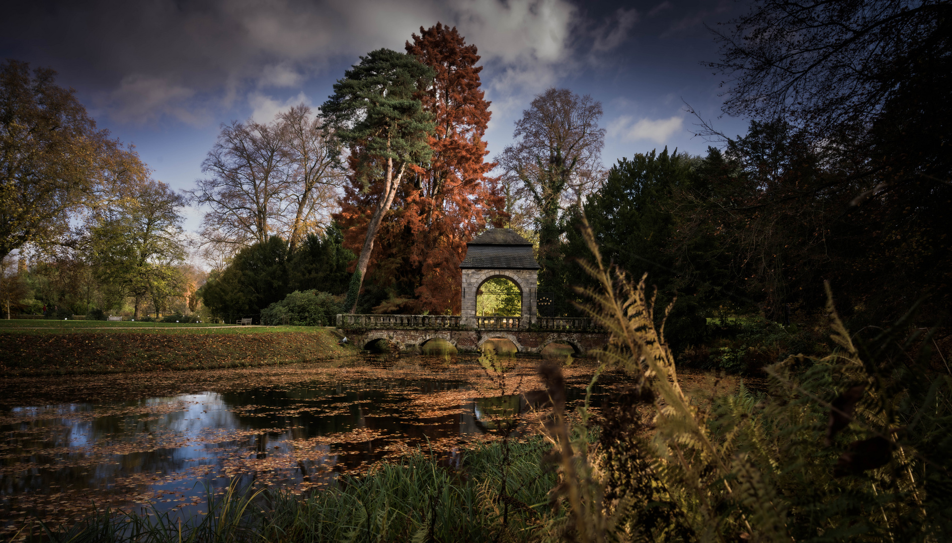 die Brücke zum Schloss Dyk