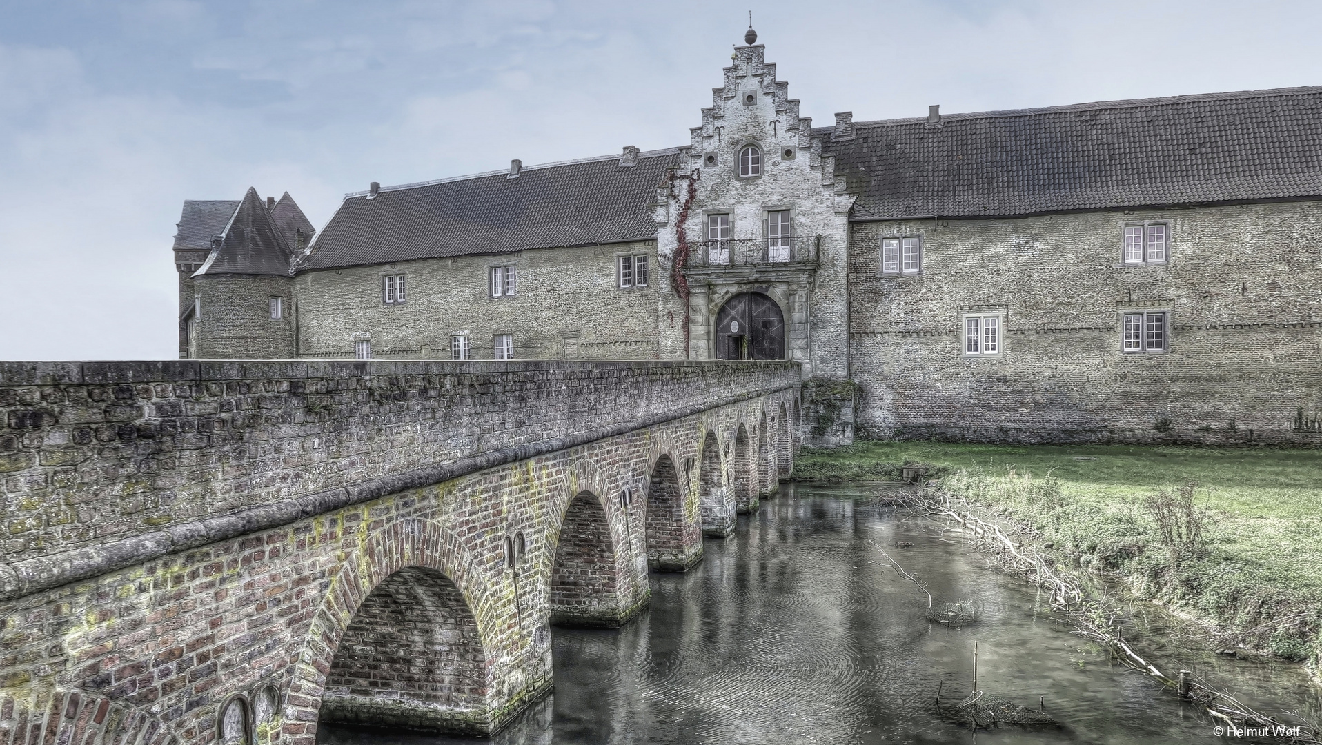 Die Brücke  zum Schloss