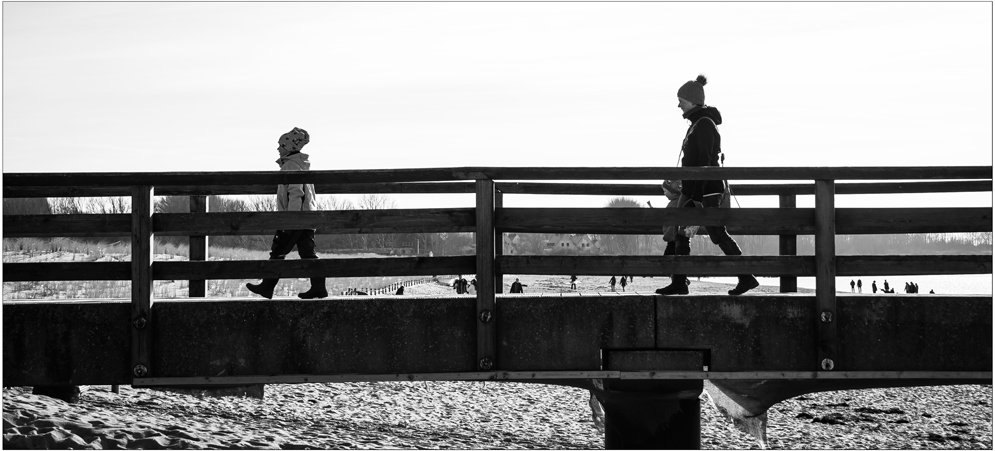 Die Brücke zum Strand