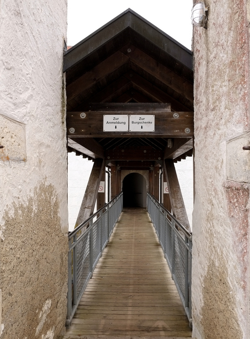 die Brücke zur Hauptburg