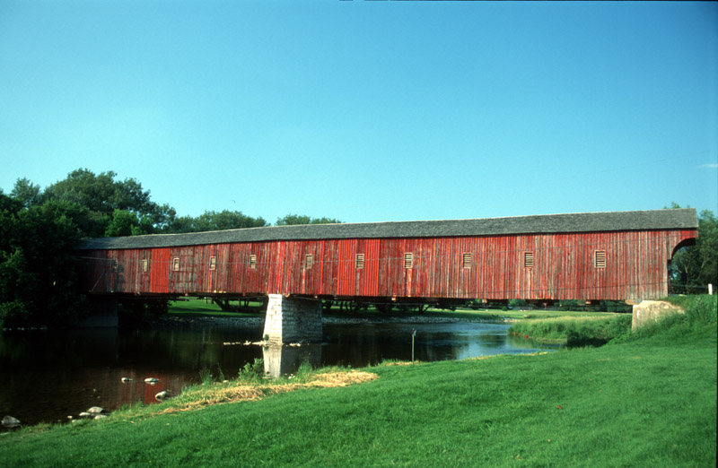 Die Brücken am Fluss: Überdachte Straßenbrücke nahe St. Jakob, On, Canada