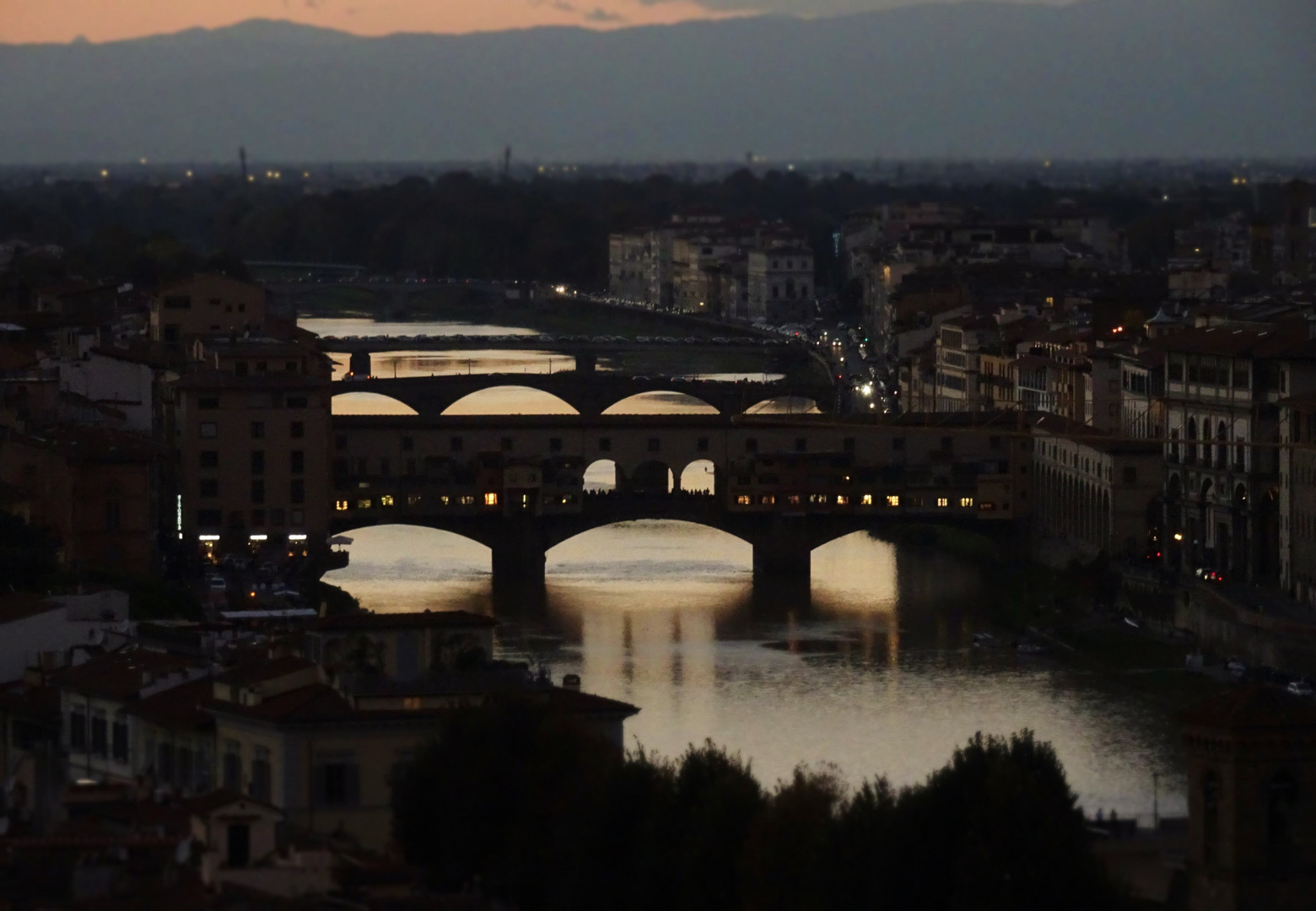 Die Brücken von Florenz am Abend